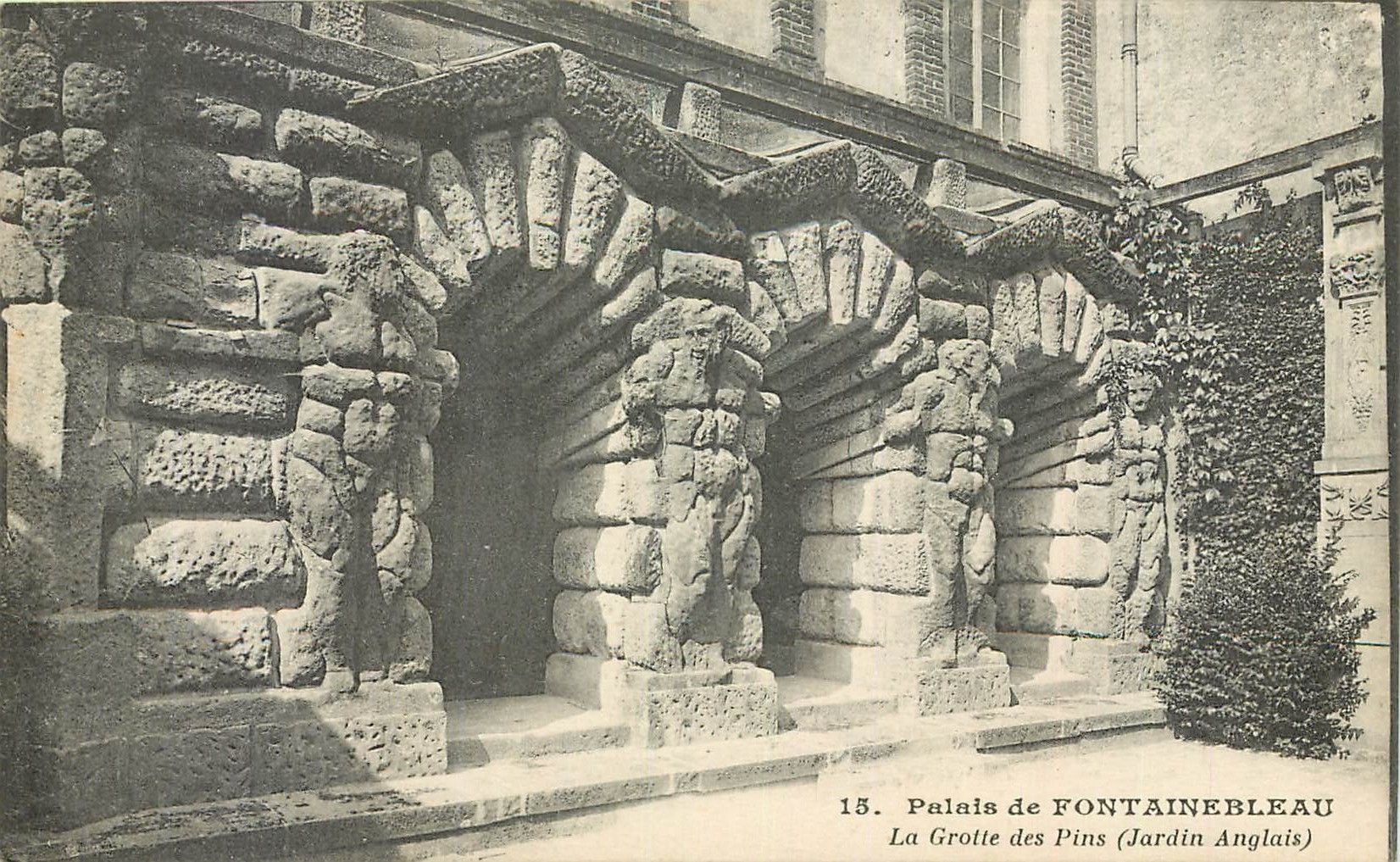 Palais de FONTAINEBLEAU — La Grotte des Pins (Jardin Anglais) — n°15