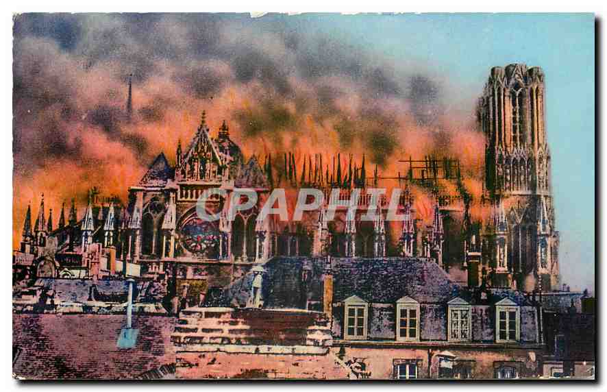 CPA Reims Marne Photographie authentique de la Cathedrale de Reims pendant l'incendie 19 septembre 1