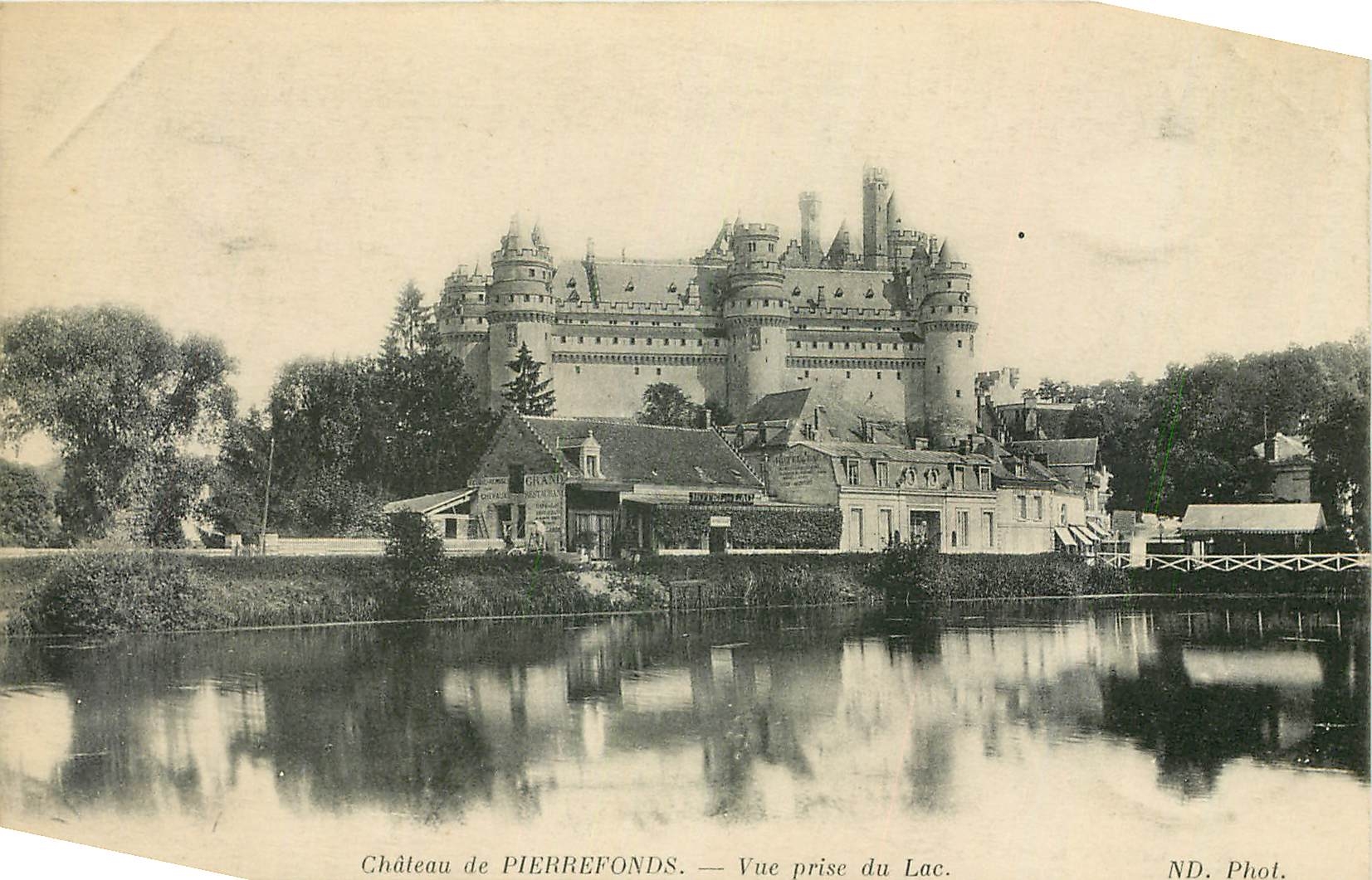 CPA Chateau de Pierrefonds Vue prise du Lac 