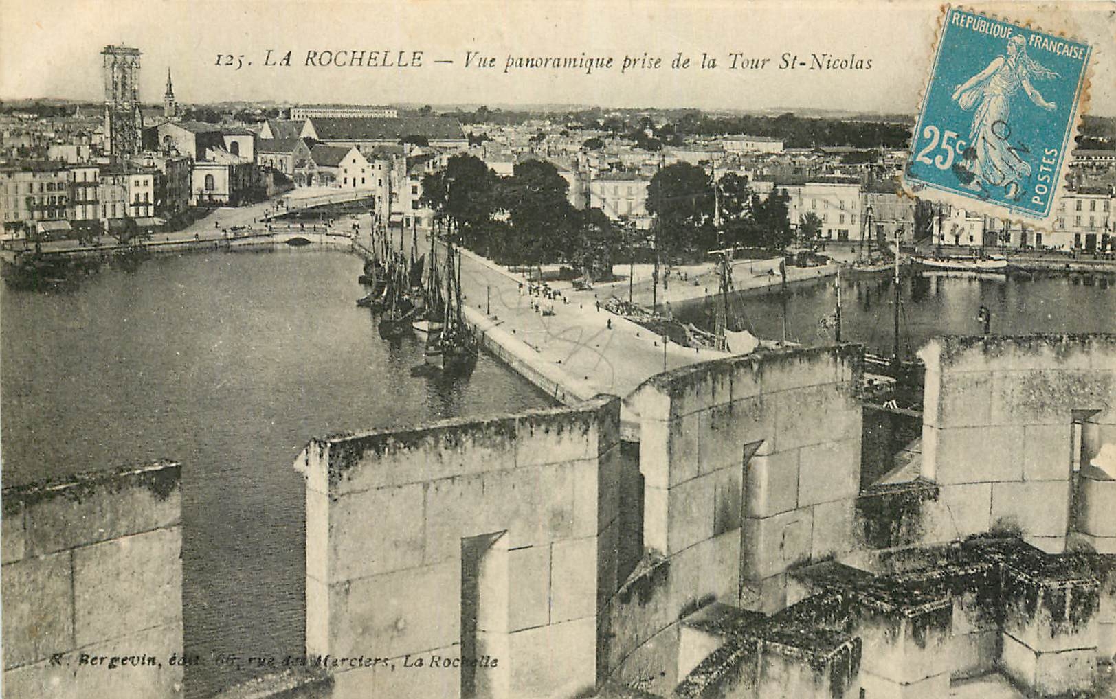 CPA La Rochelle Vue panoramique prise de la Tour St Nicolas Bateaux de peche