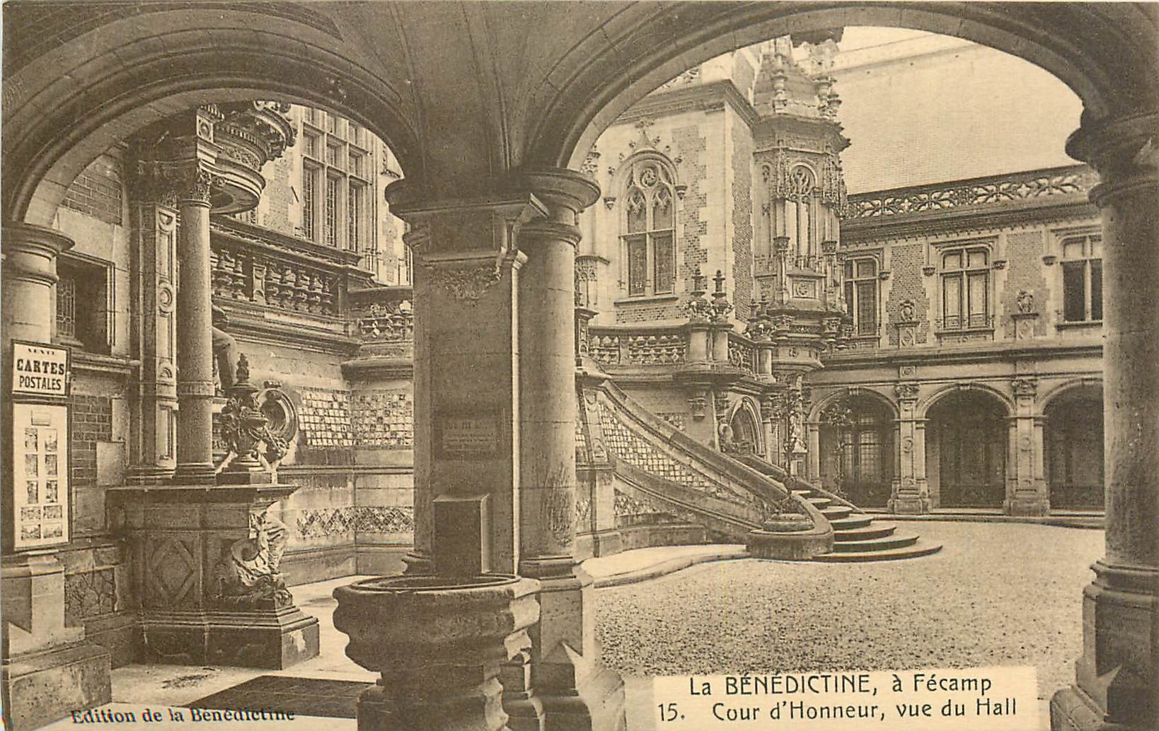 CPA La Benedictine a Fecamp Cor d'Honneur vue du Hall 