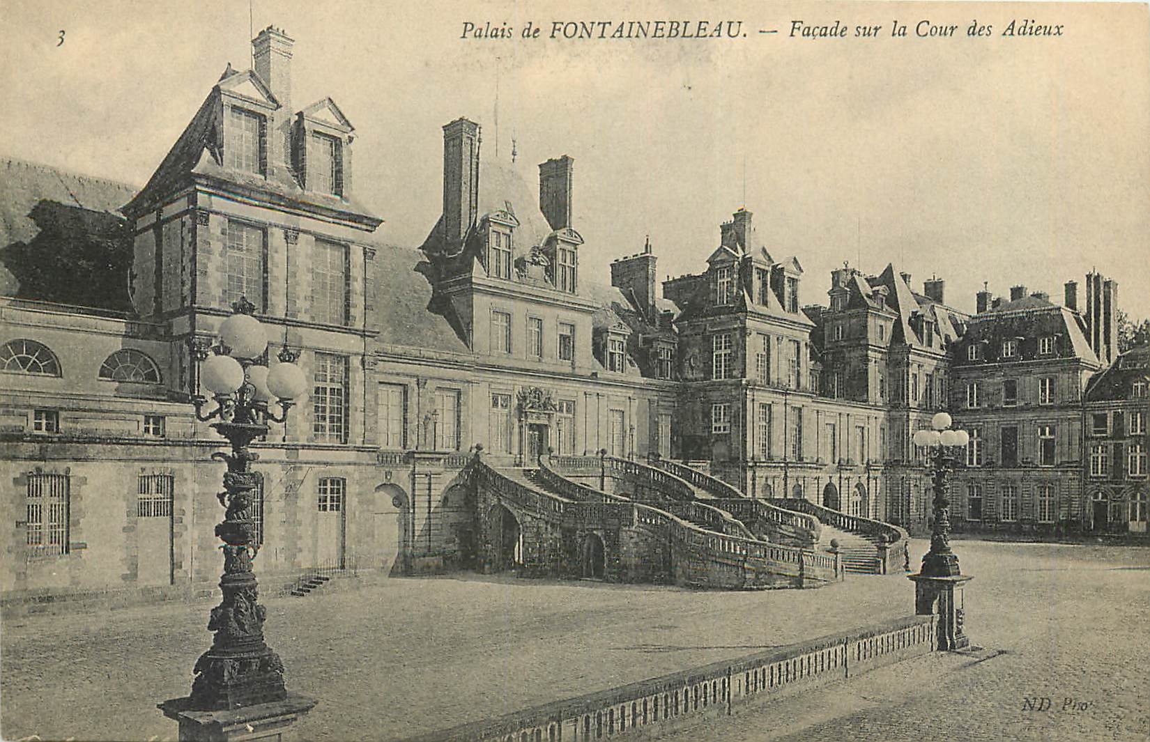 Palais de FONTAINEBLEAU — Façade sur la Cour des Adieux — ND.Pro