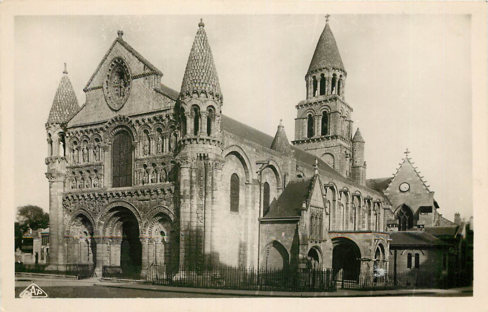 CPA Poitiers Eglise Notre Dame Facade Ouest et Sud 