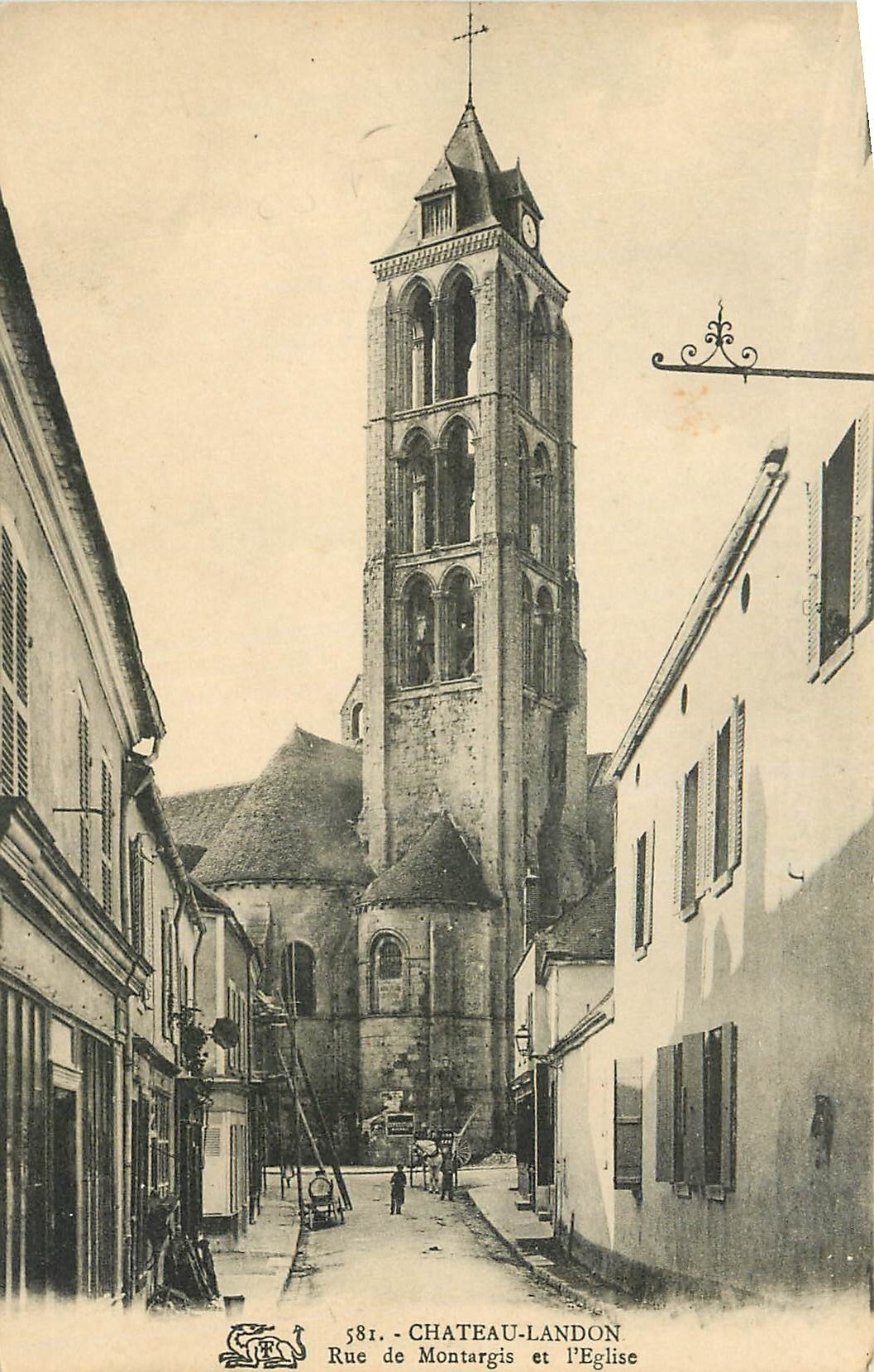 CPA Chateau Landon Rue de Montargis et l'Eglise 
