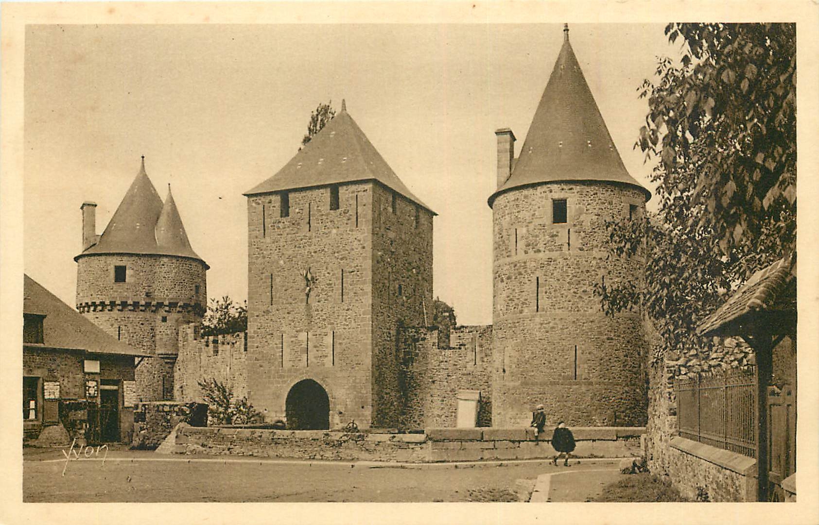 Fougeres — Entrée du Château sous la Tour de la Haye-St-Hilaire — Éditions d'Art Yvon