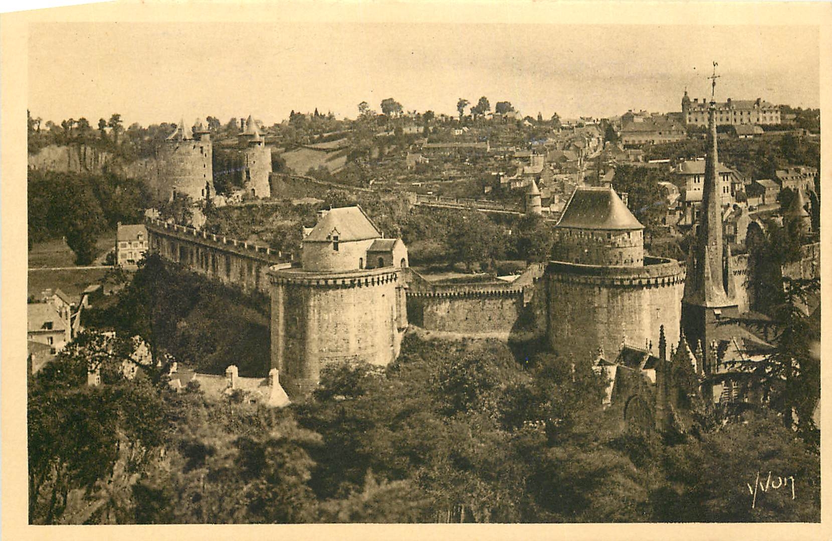 Fougères — Les Tours Suriennes — Éditions d'Art YVDON