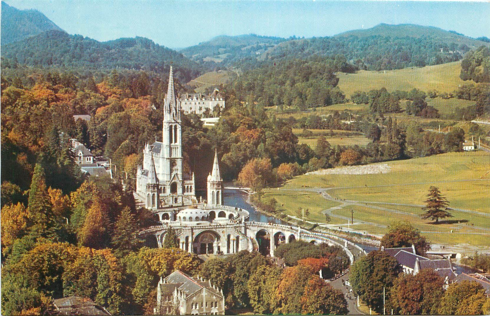 CPA Lourdes La Basilique vue du Chateau Fort 
