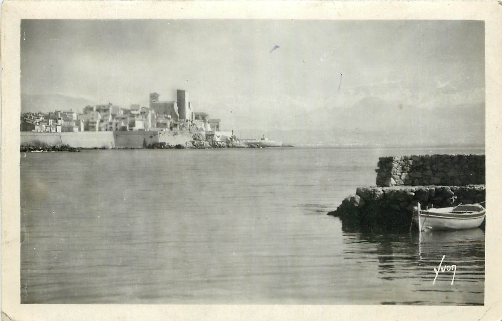 CPA Antibes Alpes Maritimes les remparts et la chaine des Alpes 