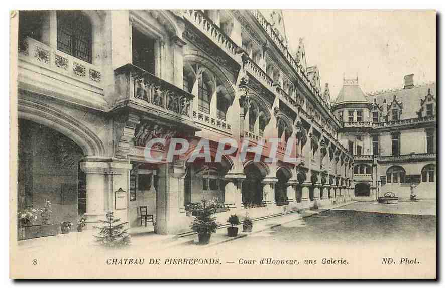 CPA Chateau de Pierrefonds Cour d'Honneur une Galerie 