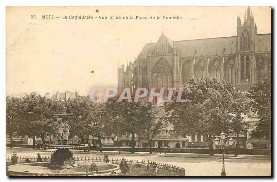 CPA Metz la Cathedrale vue prse de la Place de la Comedie 