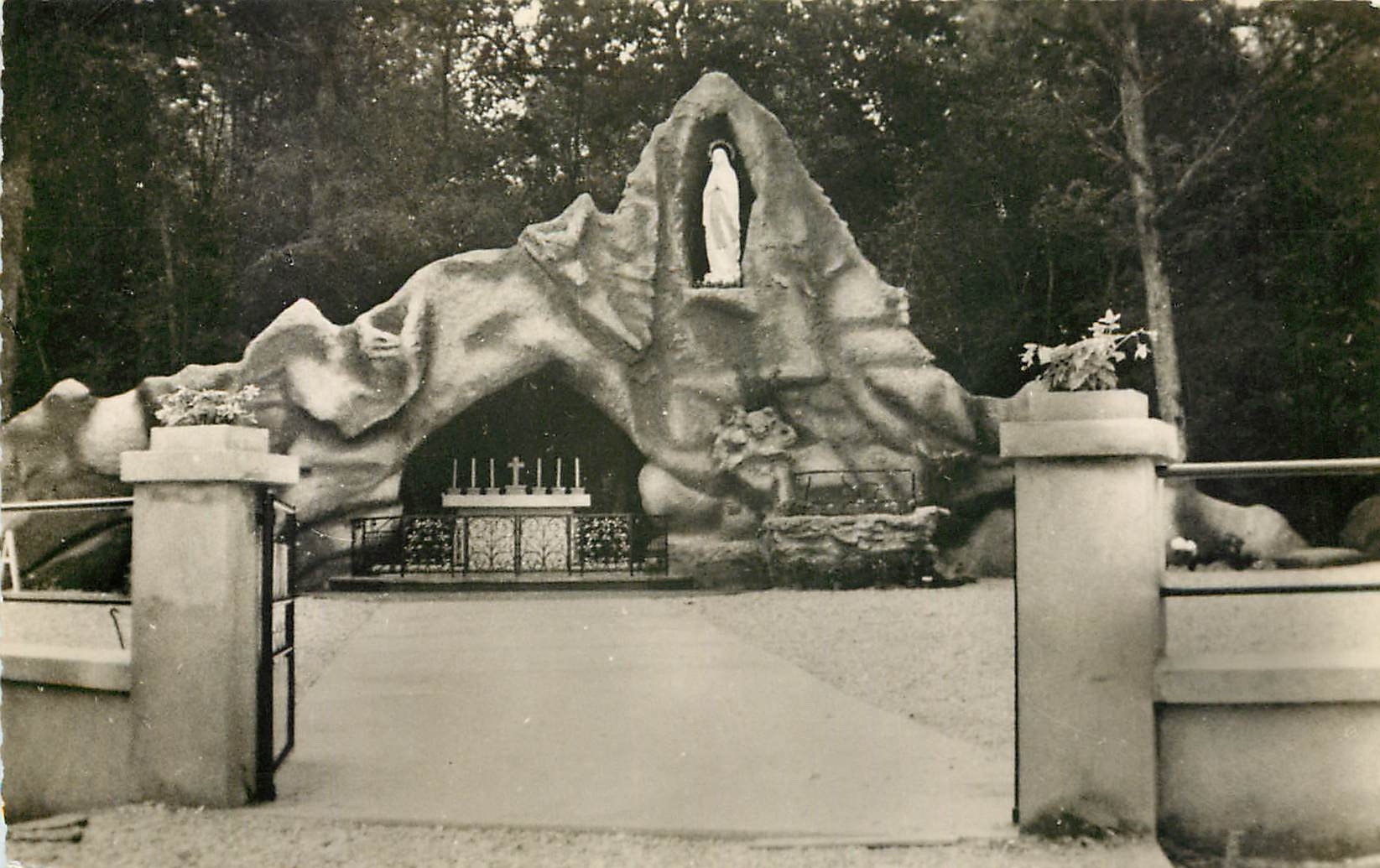 CPA Amillis S et M la Grotte Notre Dame 
