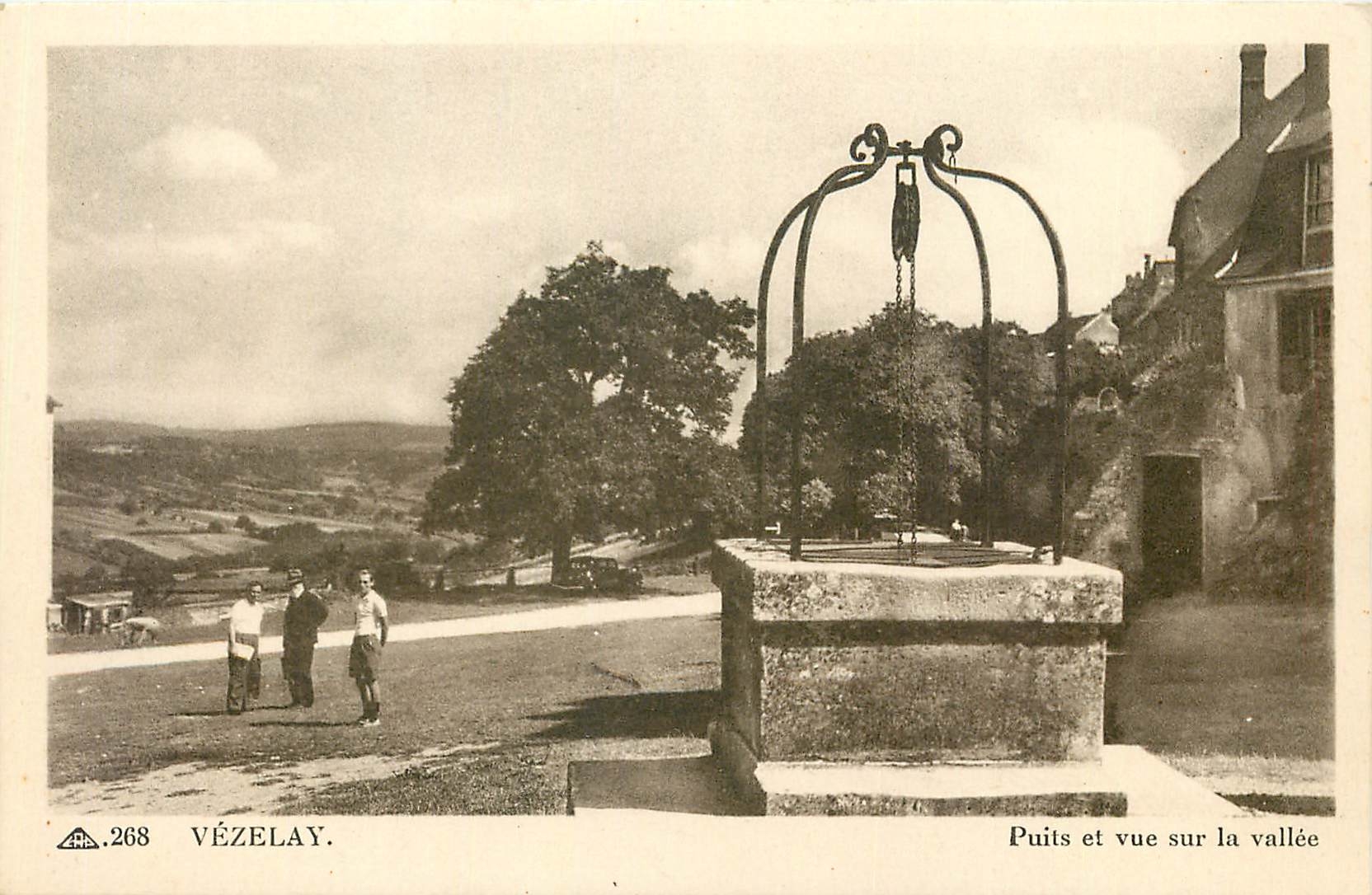 CPA Vezelay puits et vue sur la vallee 