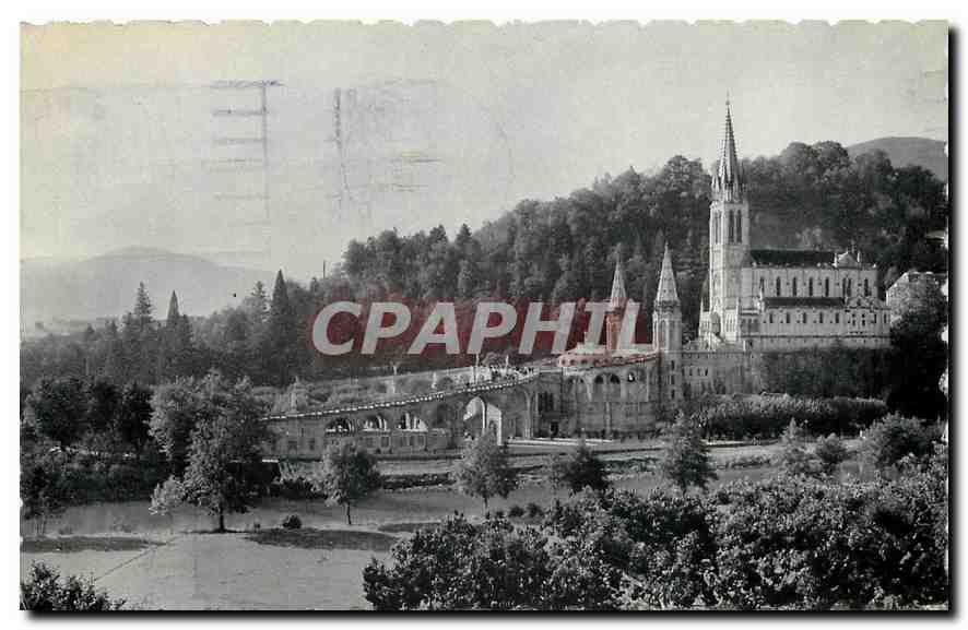 CPA Lourdes la Basilique vue laterale 