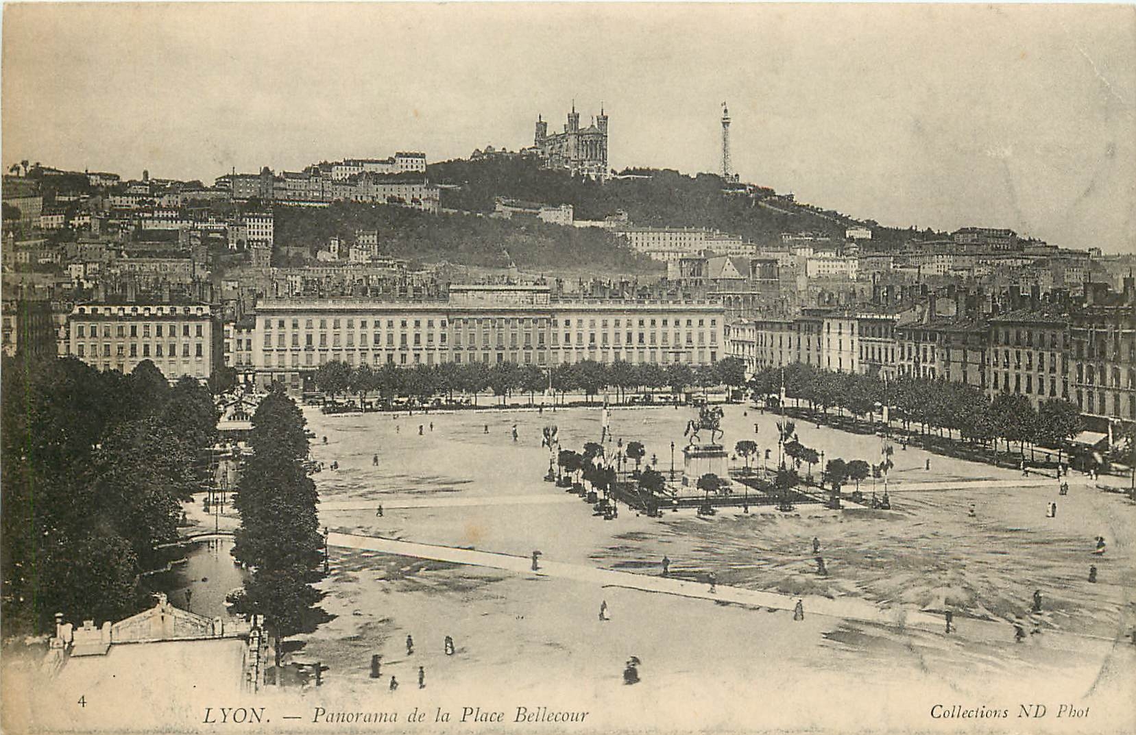 CPA Lyon Panorama de la Place Bellecour 