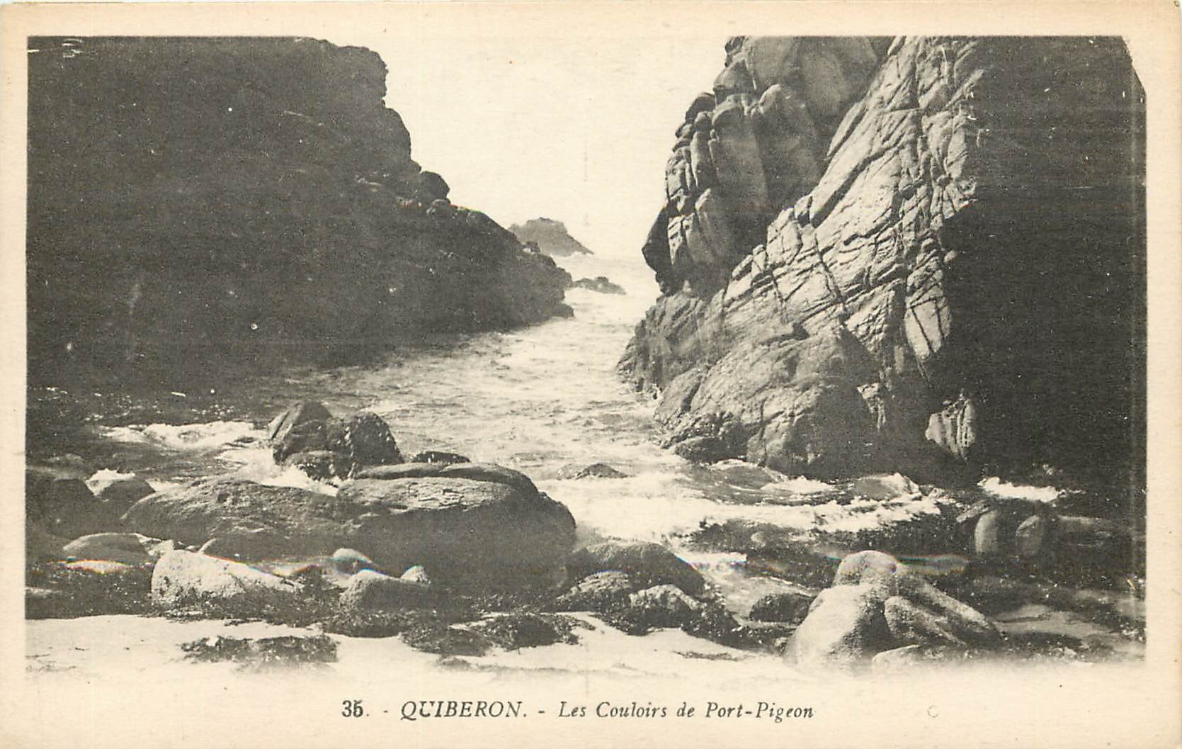 CPA Quiberon les couloirs de port Pigeon 