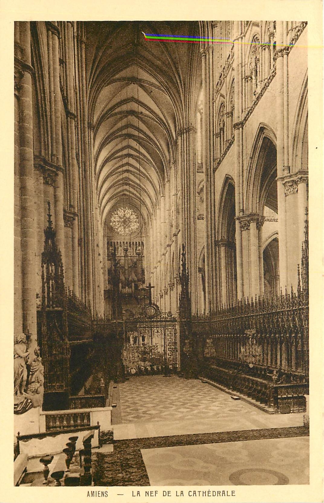 CPA Amiens la Nef de la Cathedrale 