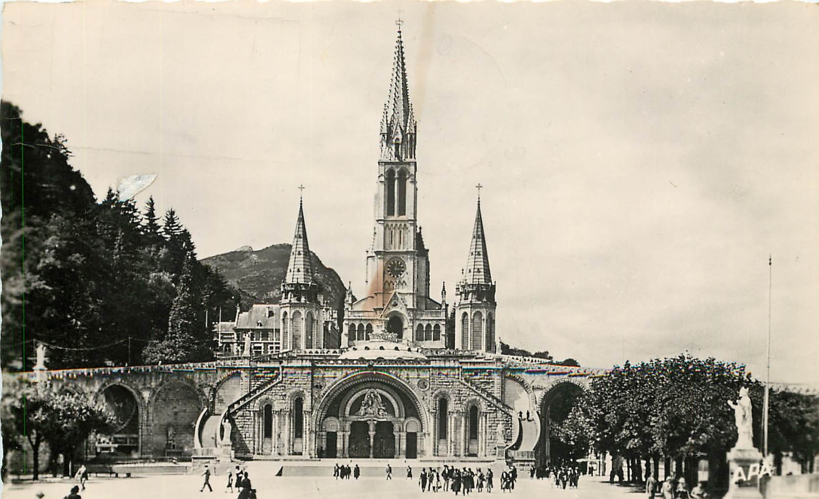 CPA Lourdes H P la Basilique et l'Esplanade 