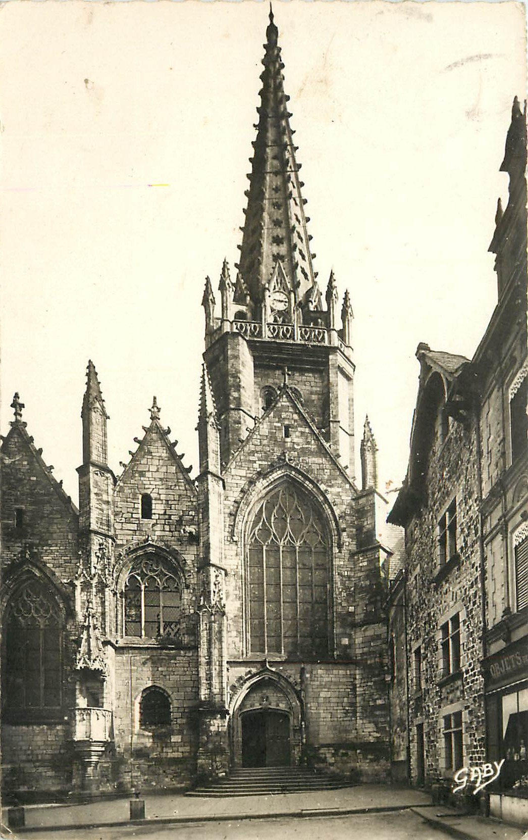 CPA Vitre I et V Eglise Notre Dame clocher moderne a fleche 