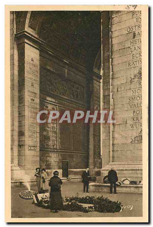 CPA Paris ern flanant tombe du Soldat Inconnu 