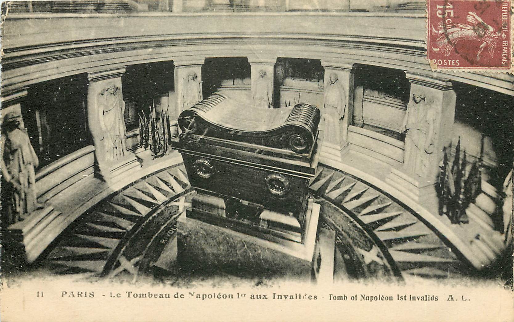 CPA Paris Le Tombeau de Napoleon 1er aux Invalides 