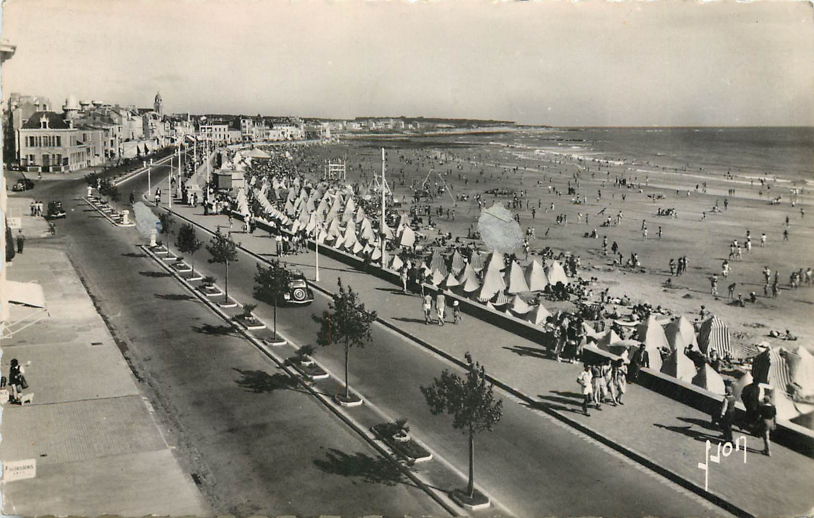 CPA Les Sables d'Olonne Vendee le Remblai et la plage 
