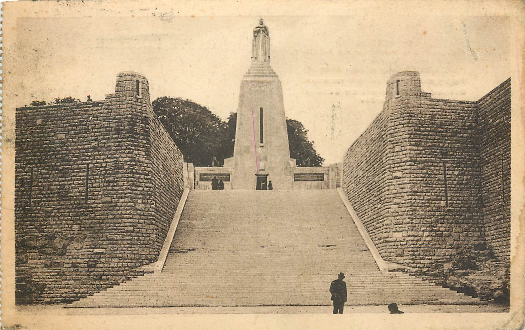 CPA Verdun le monument a la Victoire et aux Soldats de Verdun 
