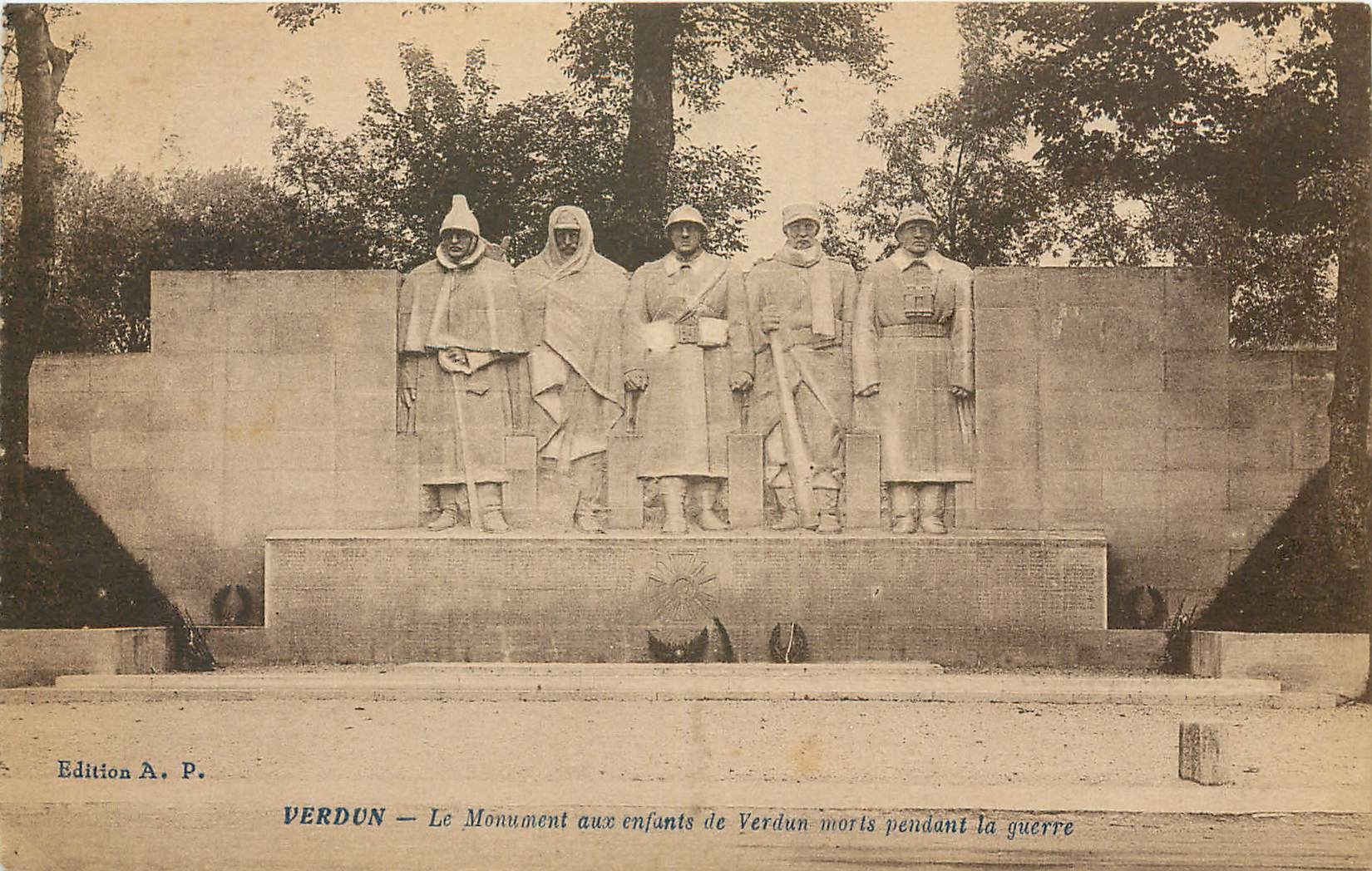 CPA Verdun le Monument aux enfants de Verdun morts pendant la guerre 