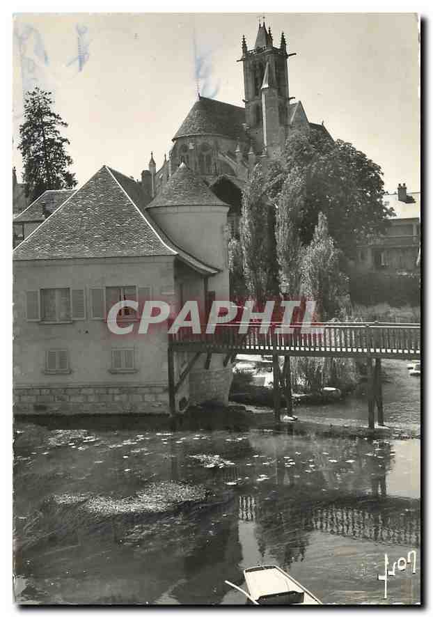 CPA Moret sur Loing S et M l'eglise et le Loing 