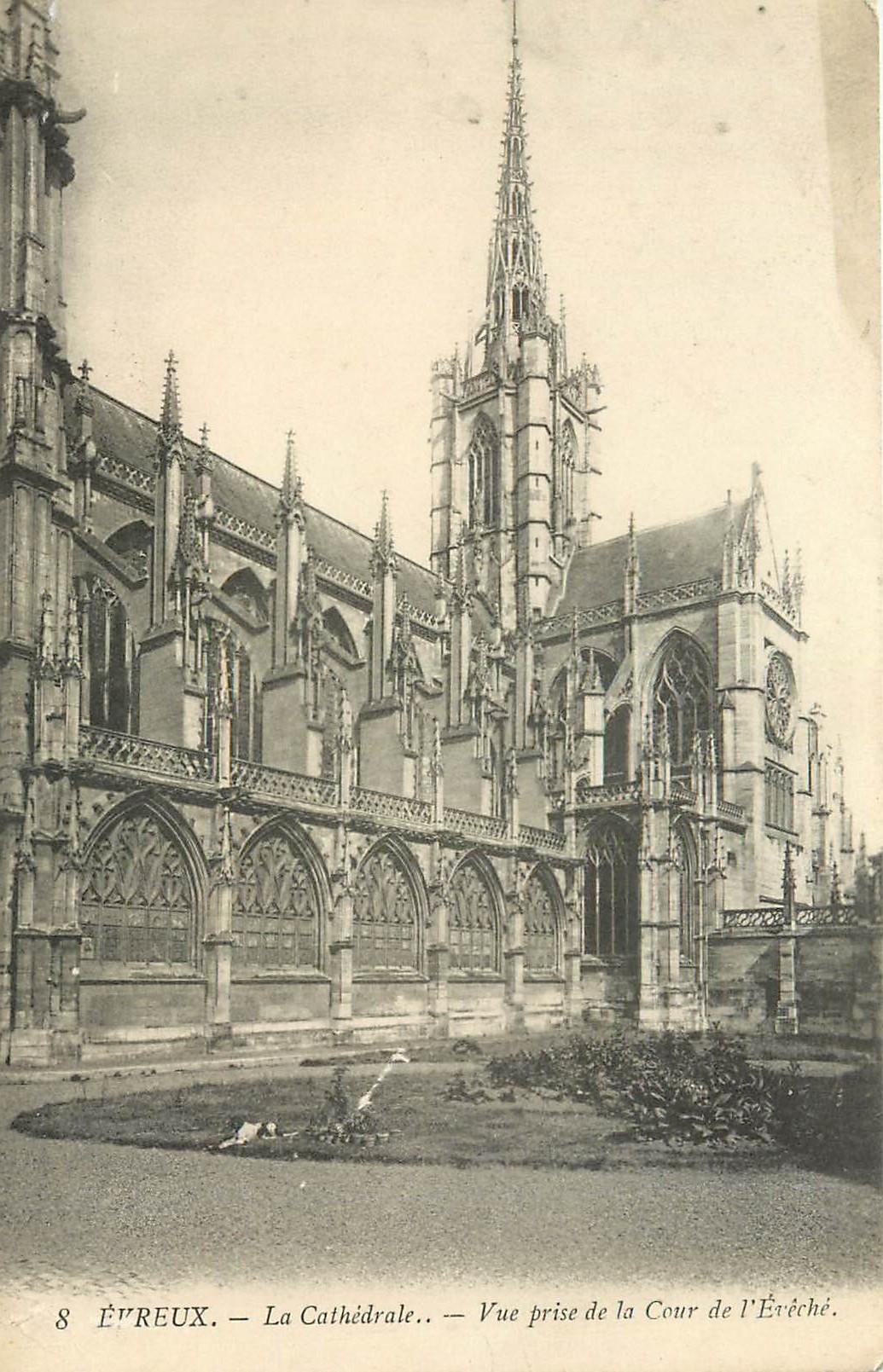 CPA Evreux la Cathedrale vue prise de la Cour de l'Eveche 