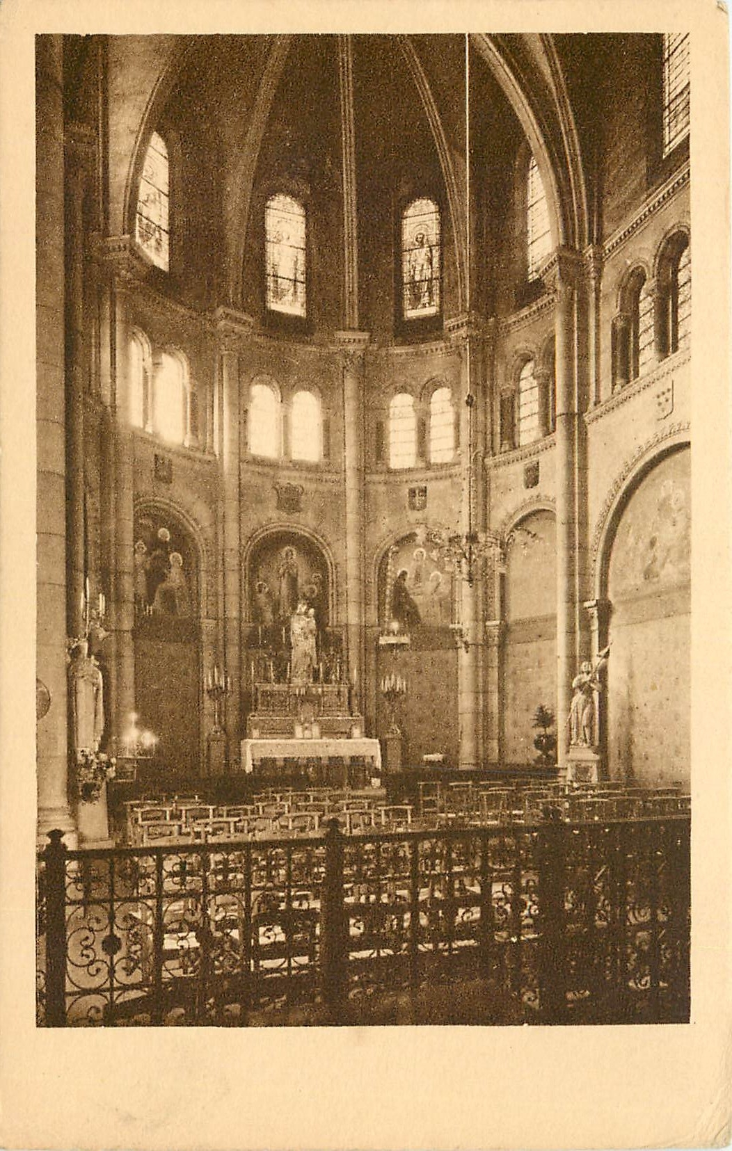 CPA Eglise St Joseph Paris Chapelle de la Vierge et Abside 