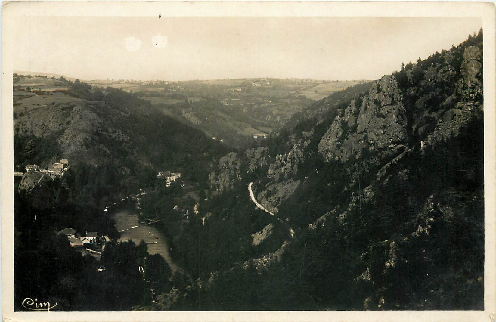CPA L'Auvergne Pittoresque Chateauneuf les Bains P de D les Gorges de la Sioule l'Etablissement des 
