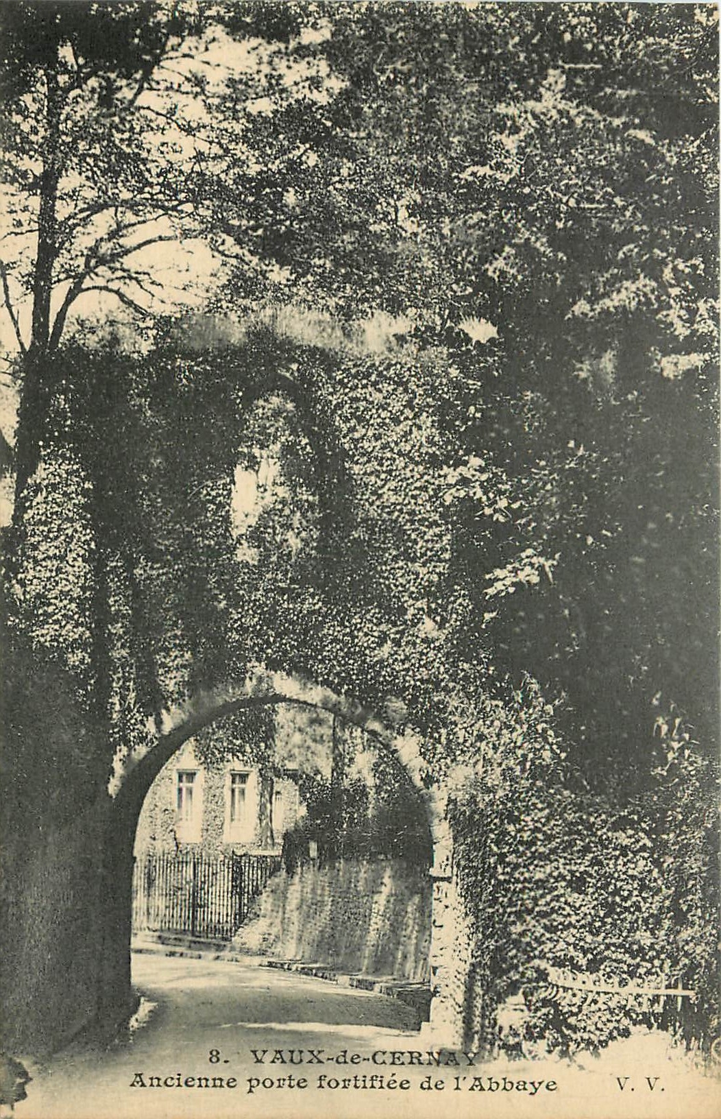 CPA Vaux de Cernay Ancienne Porte fortifiee de l'Abbaye 