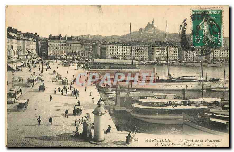 CPA Marseille le Quai de la Fraternite et Notre Dame de la Garde Bateaux