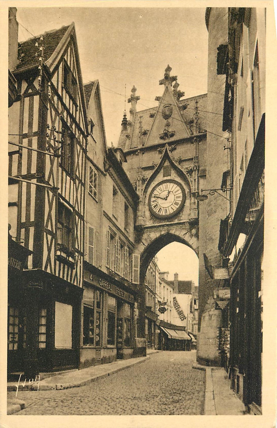 CPA Auxerre Yonne Porte de l'Horloge et Vieille Maison du XV S 