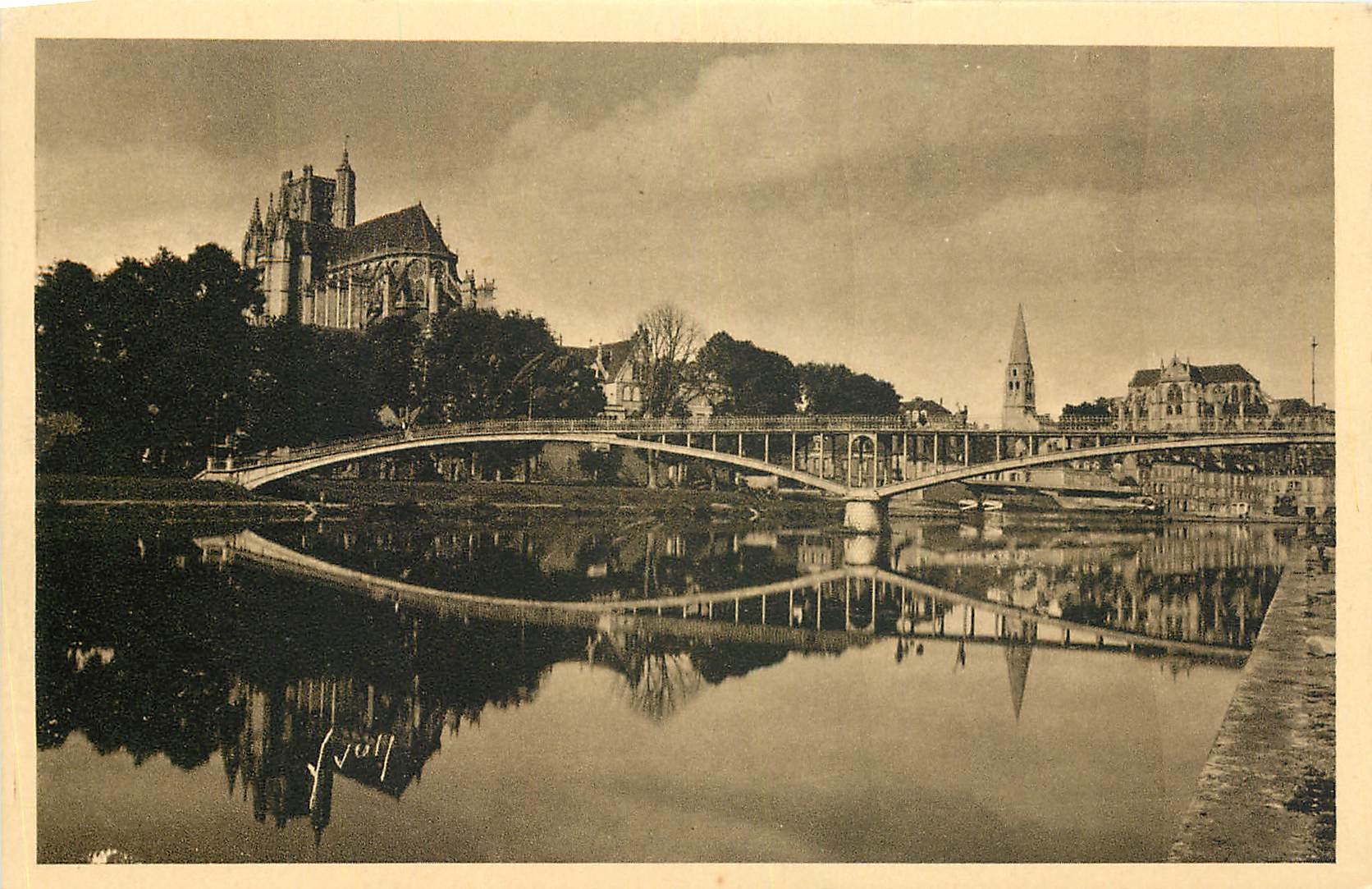 CPA Auxerre Yonne la Passerelle sur l'Yonne et la Cathedrale 