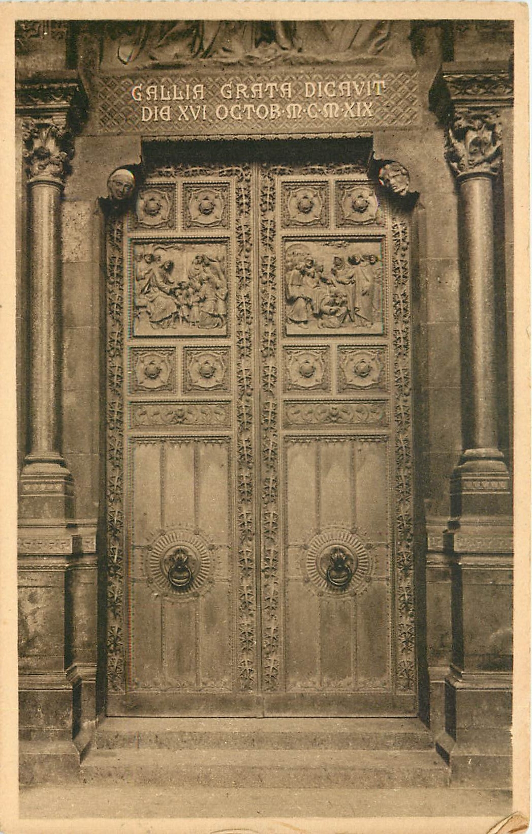 CPA Paris Basilique du Sacre Coeur de Montmartre orte Laterale en Bronze 