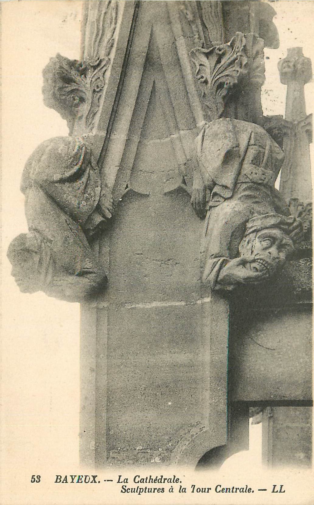 CPA Bayeux la Cathedrale Sculptures a la Tour Centrale 