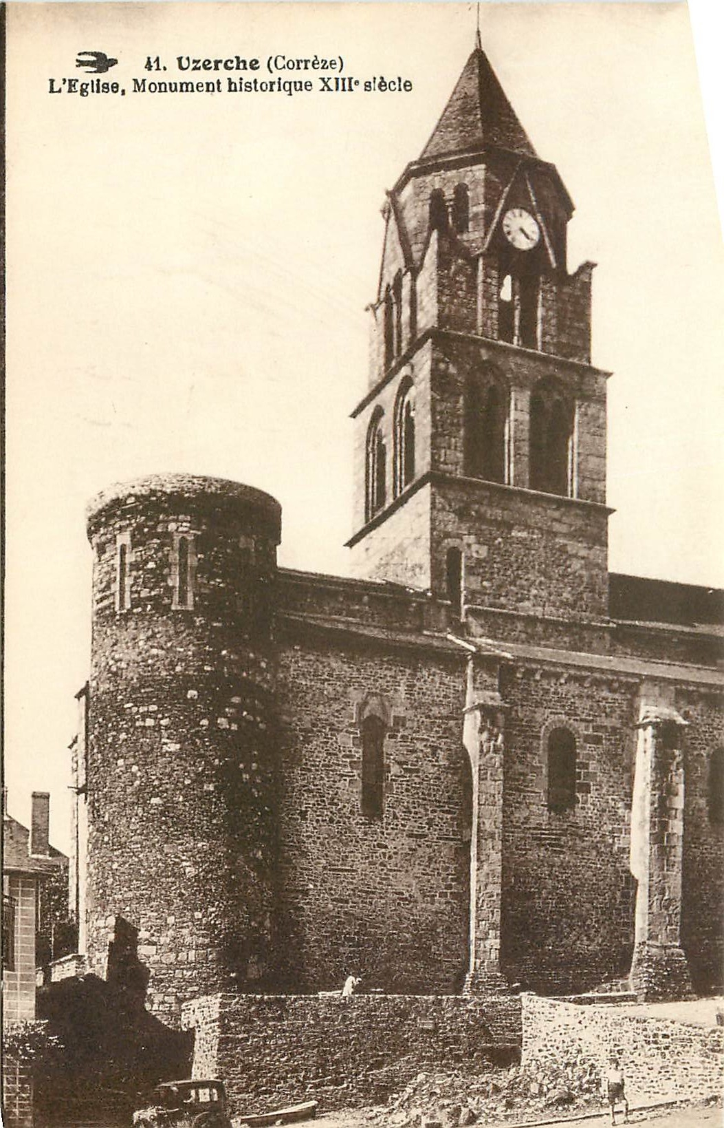 CPA Uzerche Correze l'eglise Monument historique XIII siecle 