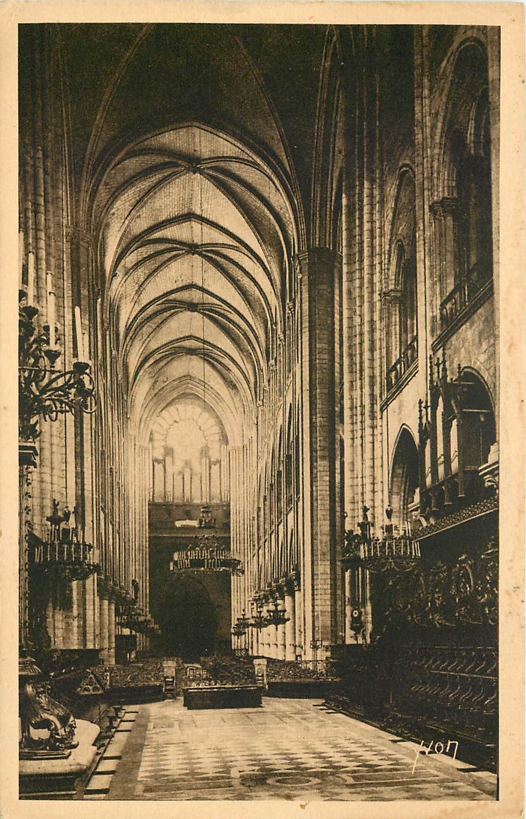 CPA Paris en Flanant Interieur de Notre Dame 