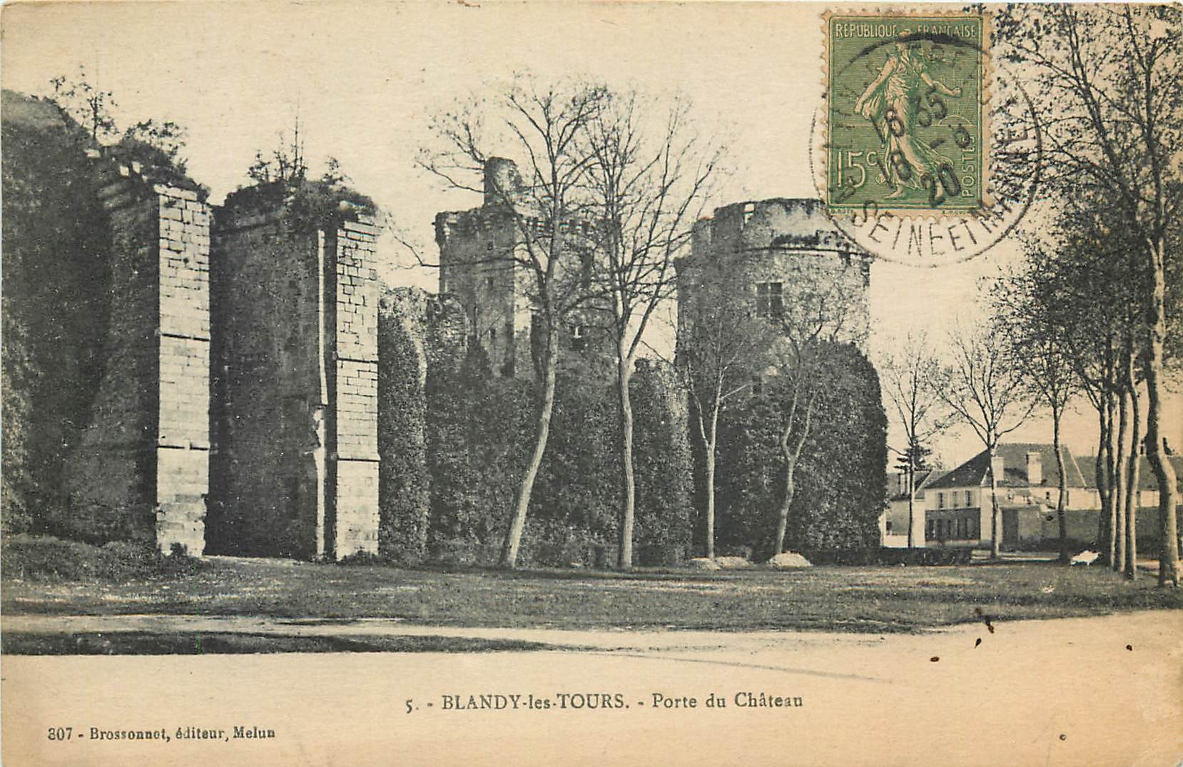CPA Blandy les Tours Porte du Chateau 