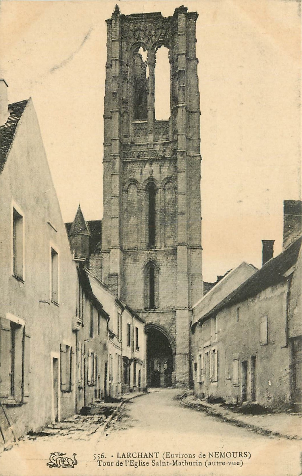 CPA Larchant Environs de Nemours Tours de l'eglise Saint Mathurin autre vue 