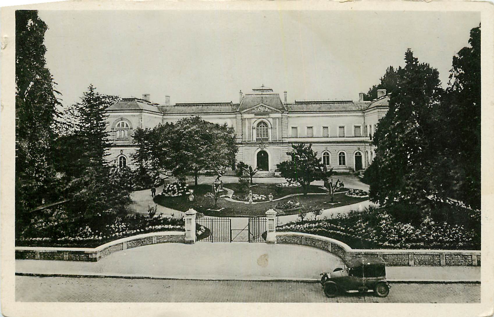 CPA Montargis Loiret la Mairie et les Jardins 