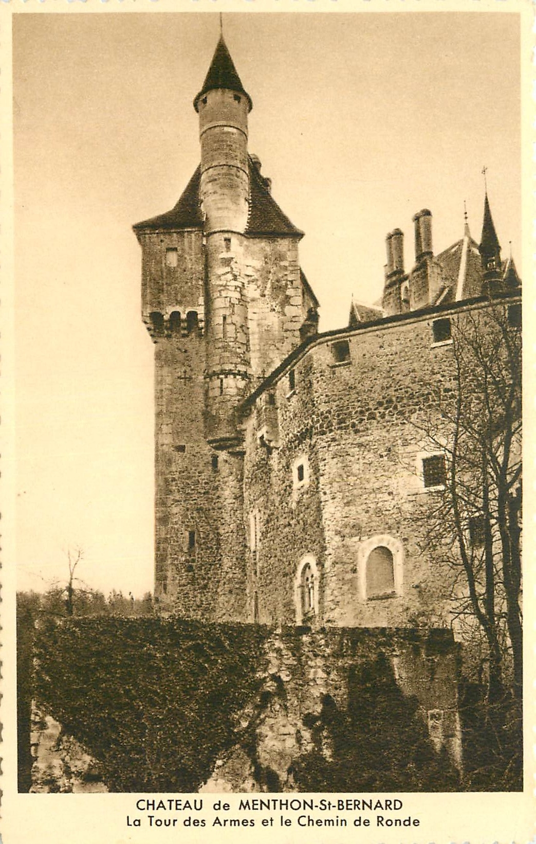 CPA Chateau de Menthon St Bernard la Tour des Armes et le Chemin de Ronde 