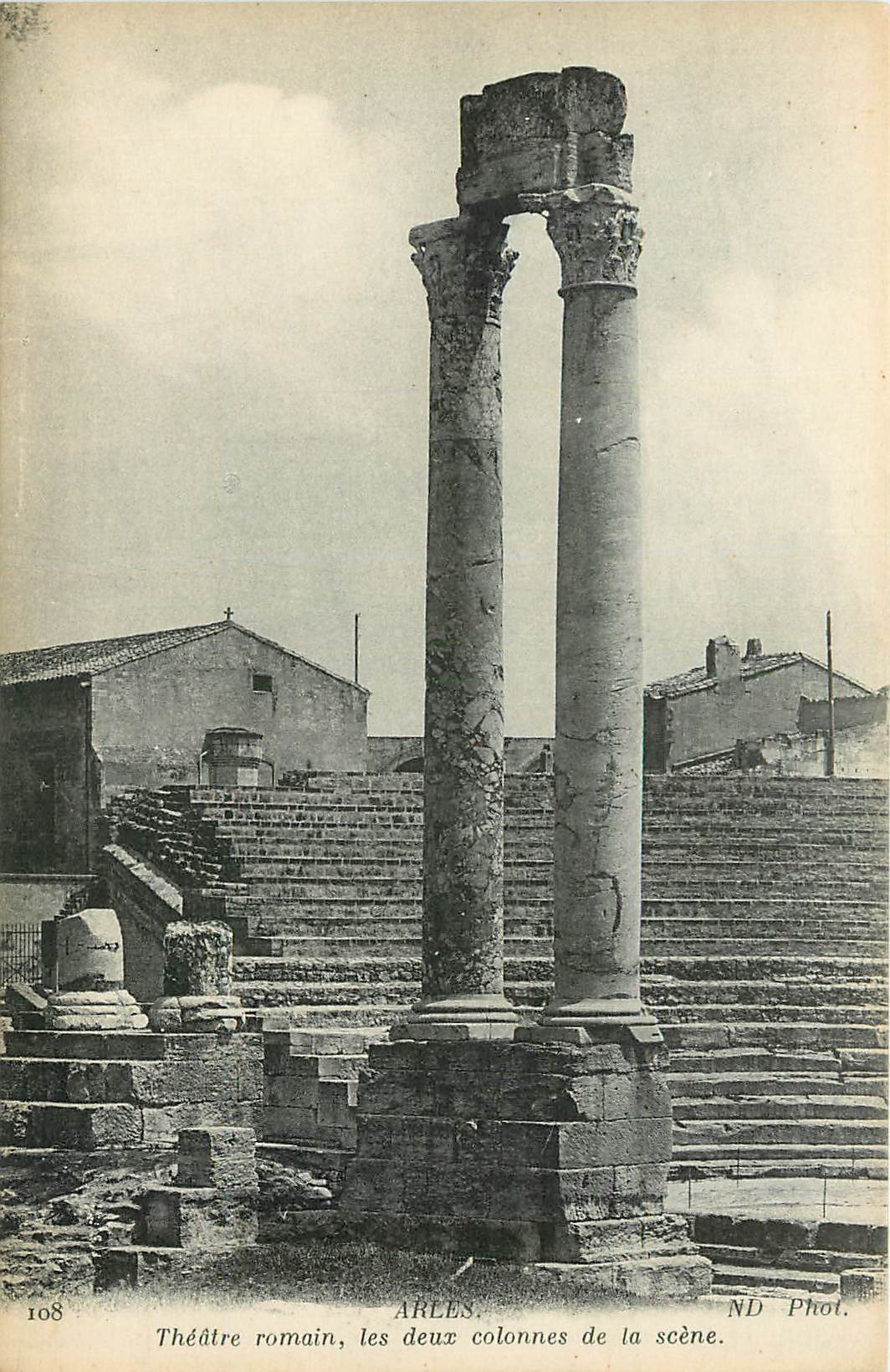 CPA Arles Theatre romain les deux colonnes de la scene 