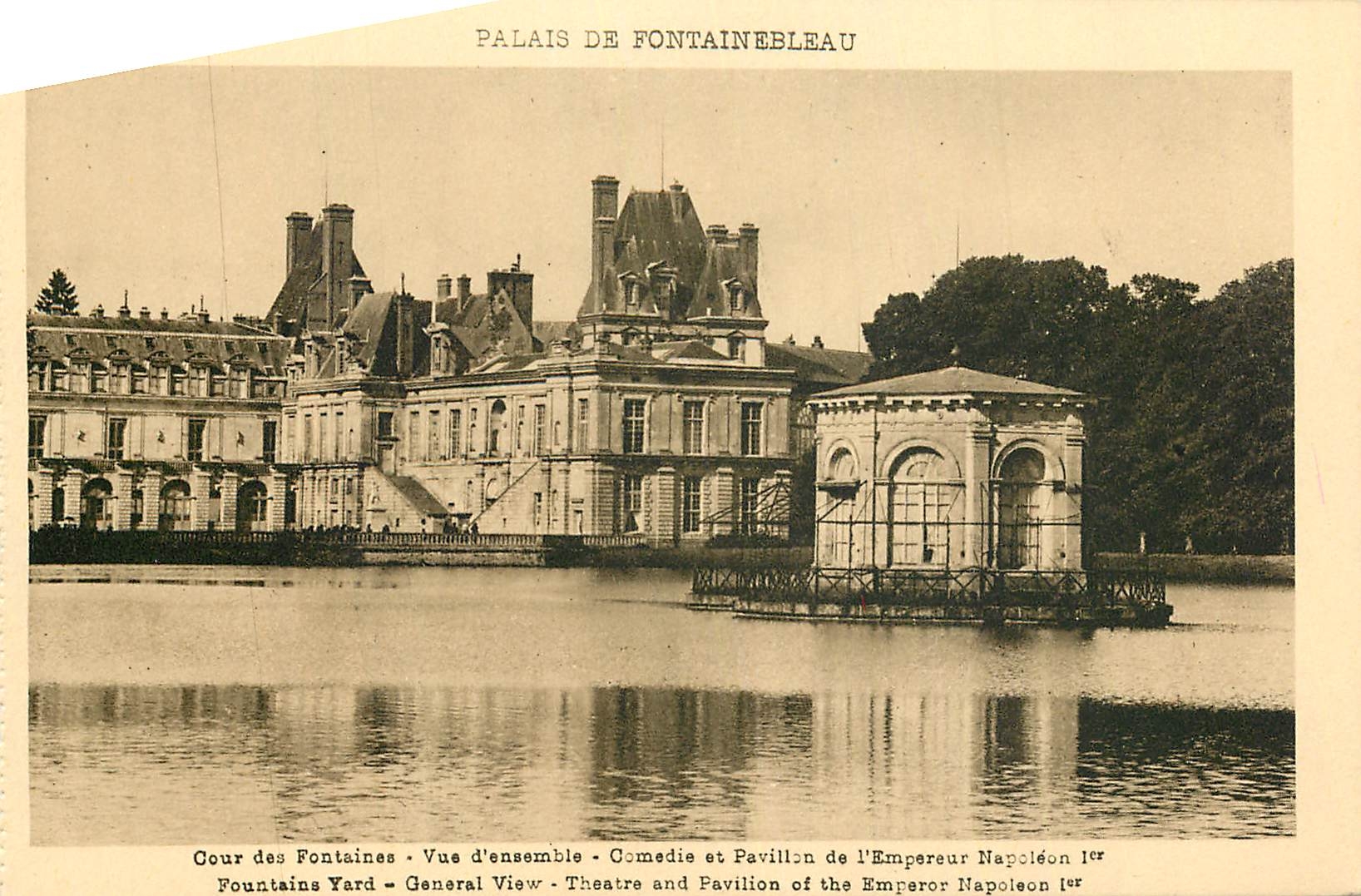 Schloss Fontainebleau — Cour des Fontaines, Gesamtaufnahme, Komödie und Pavillon des Kaisers Napoleon I. — Edition Musée Nationaux