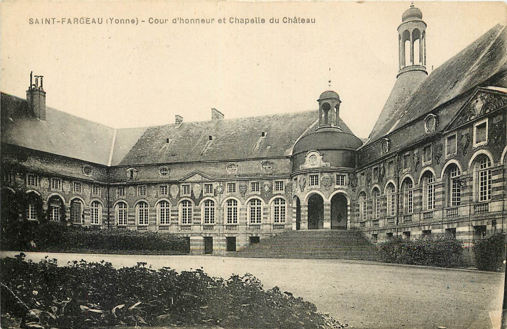Saint-Fargeau (Yonne) - Cour d'honneur et Chapelle du Château
