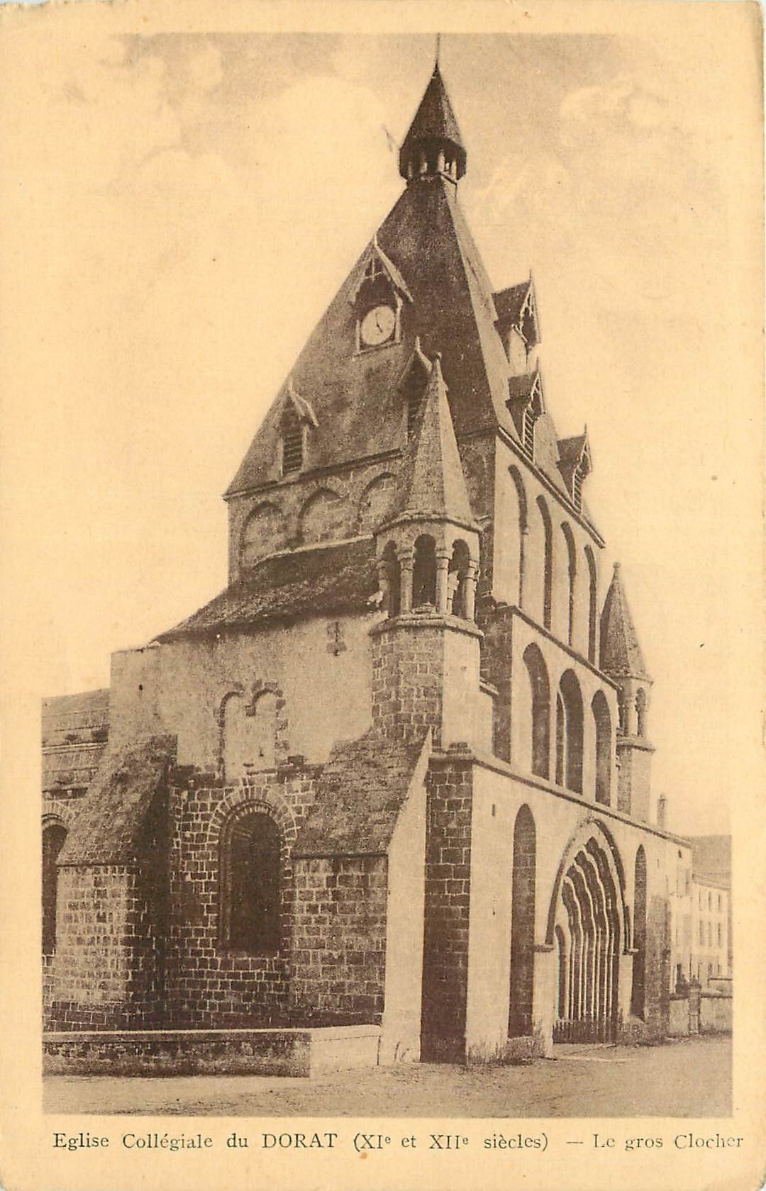 CPA Eglise Collegiale du Dorat XI et XII siecle le gros Clocher 