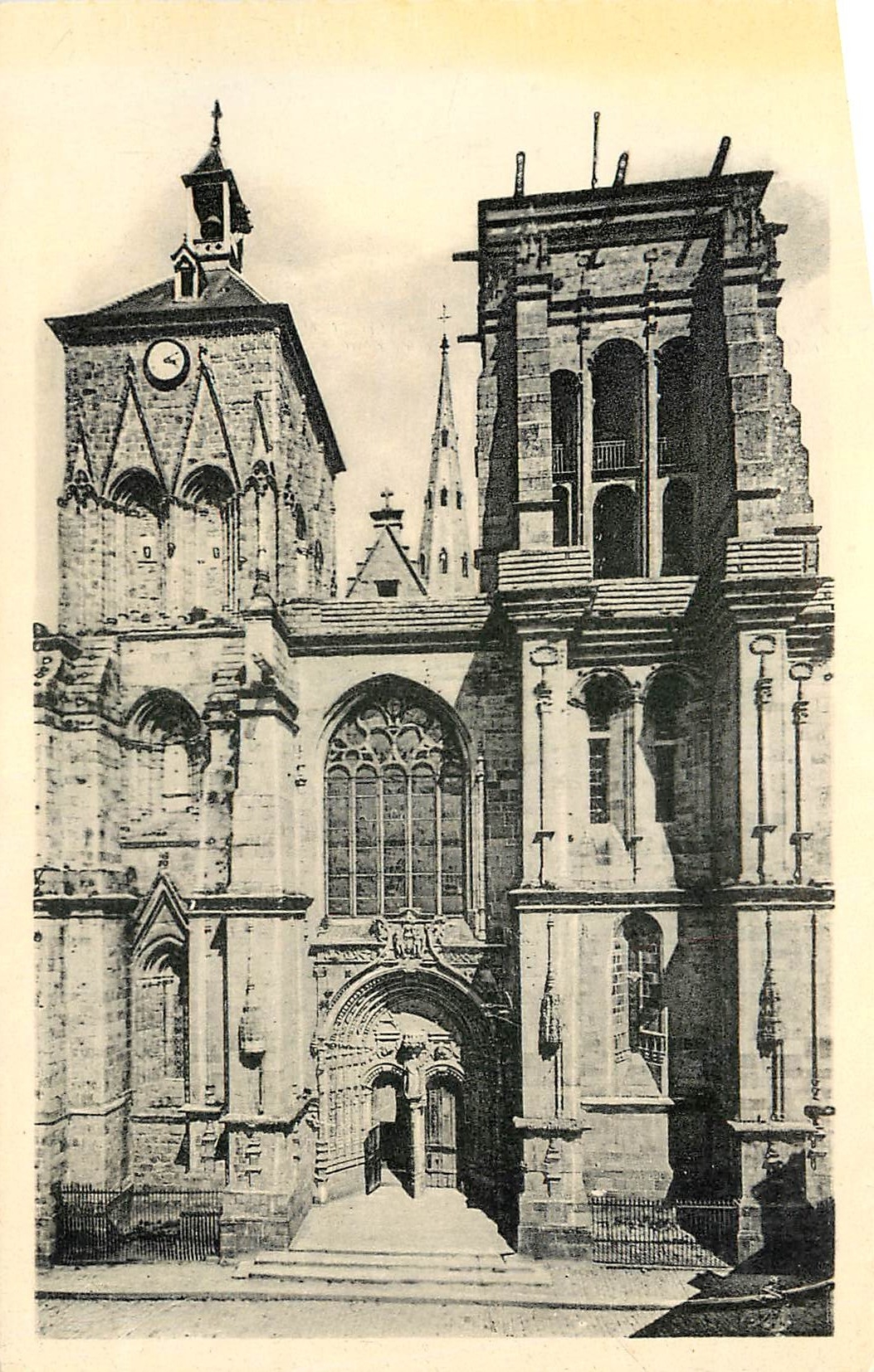 CPA Guingamp la Basilique Notre dame de Bon Secours facade occidentale 