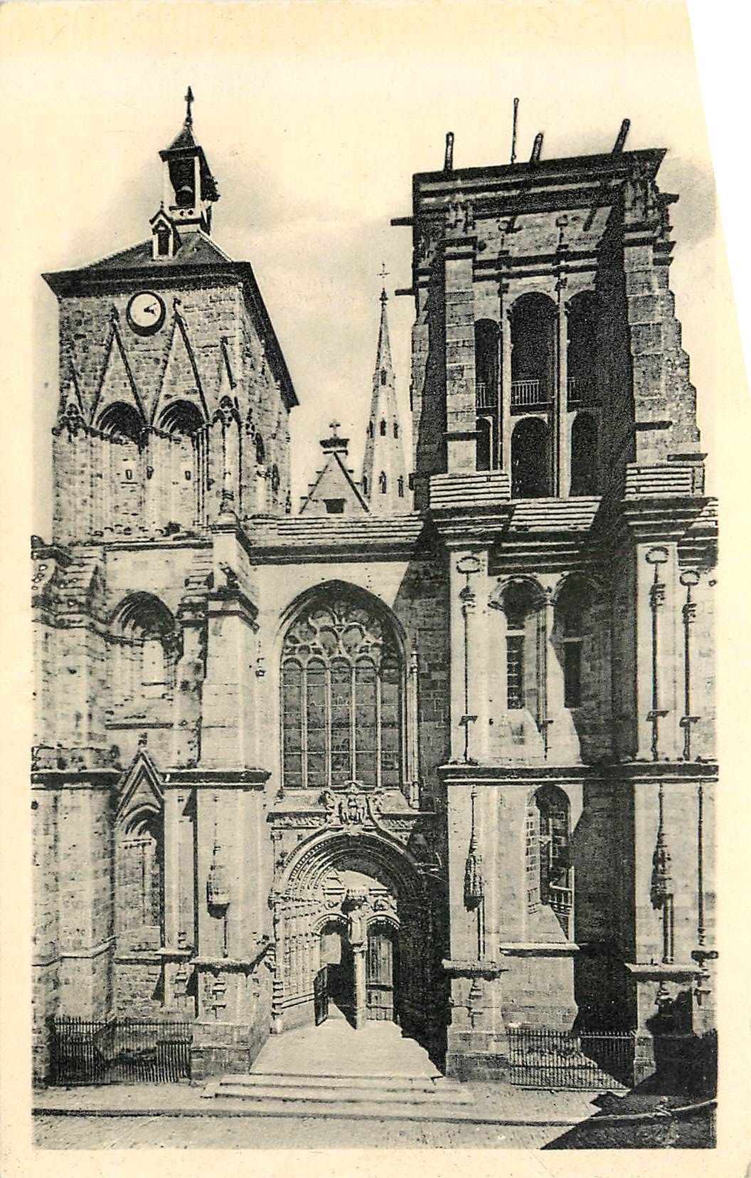 CPA Guingamp la Basilique Notre dame de Bon Secours facade occidentale 
