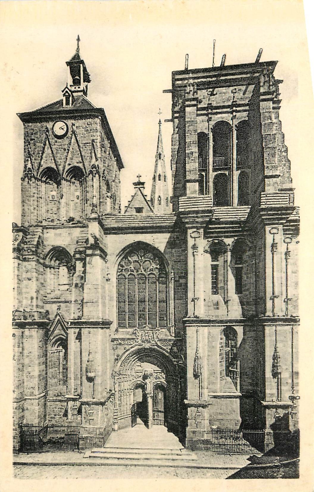 CPA Guingamp la Basilique Notre dame de Bon Secours facade occidentale 
